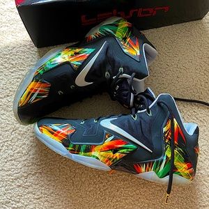 LEBRON XI EVERGLADES SIZE 10.5 MENS